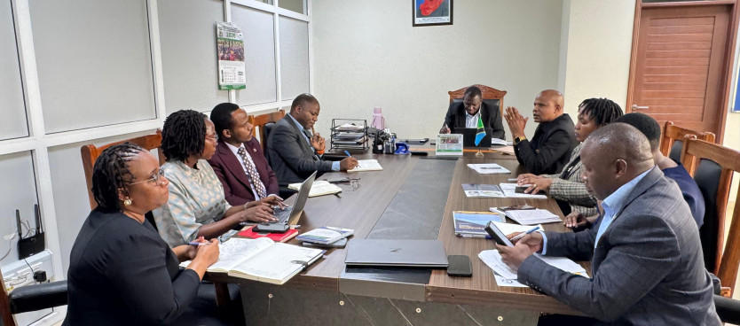 Mkurugenzi Mkuu wa Tume, Bw. Joseph Mafuru, akiongoza kikao kati ya NLUPC na IUCN kujadili utekelezaji wa mradi wa Nature-Based Solutions pamoja na kubainisha fursa mpya za ushirikiano katika masuala ya mipango ya matumizi ya ardhi na uhifadhi wa mazingir